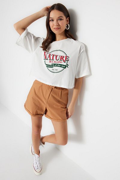 Trendyol Collection Tricou alb 100% bumbac imprimat relaxat/larg cu tăietură relaxată, cu decolteu scurt, tricotat TWOSS23TS00266