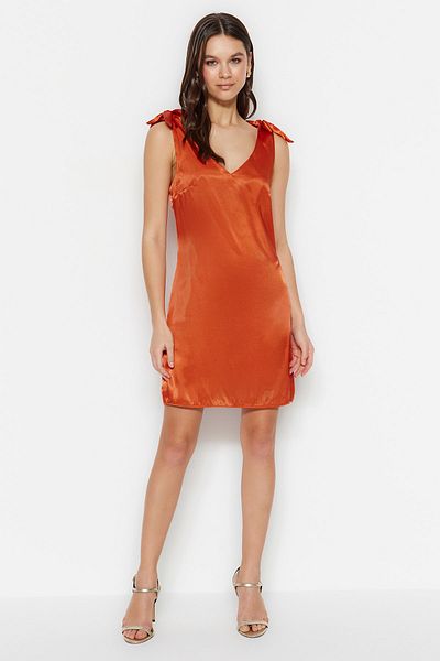 Trendyol Collection Mini tkané šaty se skořicovým střihem do V, saténovým výstřihem do V TWOSS23EL00323