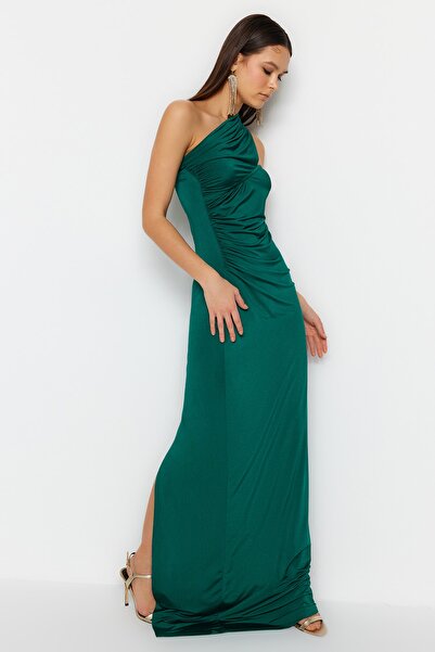 Trendyol Collection Smaragdově zelené dlouhé večerní šaty na jedno rameno TPRSS23AE00257
