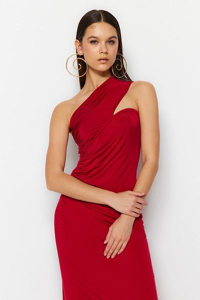 Trendyol Collection Vínové detailní dlouhé večerní šaty na jedno rameno TPRSS23AE00257