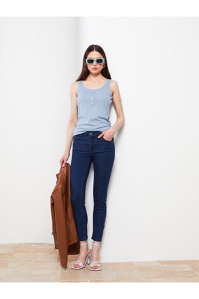LC Waikiki Skinny Fit Gerade geschnittene Rodeo-Jeanshose für Damen mit Taschendetail