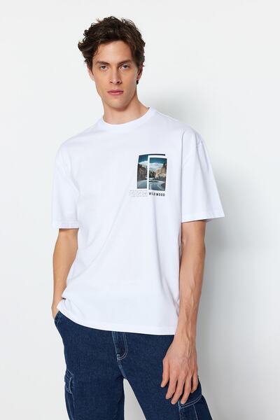 Trendyol Collection Weißes Oversize/Wide Cut Kurzarm-T-Shirt mit Landschaftsdruck aus 100 % Baumwolle TMNSS23TS00242