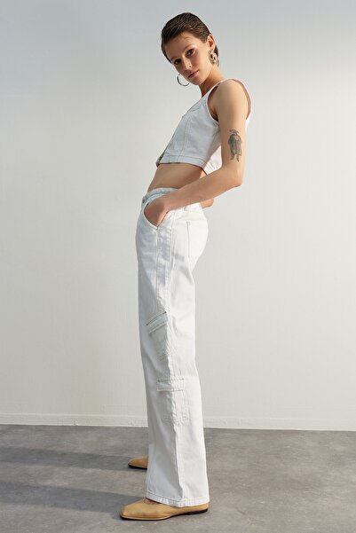 Trendyol Collection Blugi largi, albi, cu talie joasă, ediție limitată, cu buzunare cargo TWOSS23JE00254