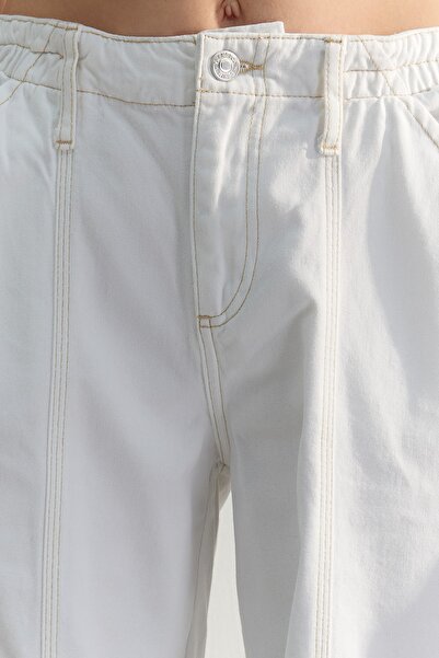 Trendyol Collection Blugi largi, albi, cu talie joasă, ediție limitată, cu buzunare cargo TWOSS23JE00254