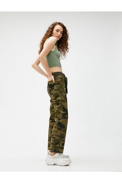 Koton Cargohose mit Tarnmuster, Gürtel und detaillierten Taschen
