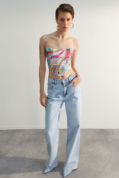 Trendyol Collection Limitierte Auflage, grüne Bluse mit gewebtem Rücken und Bindedetail aus Satin mit Batikmuster TWOSS21BZ1903