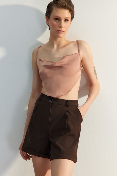 Trendyol Collection Braune gewebte Shorts mit normaler Passform TWOSS21SR0478