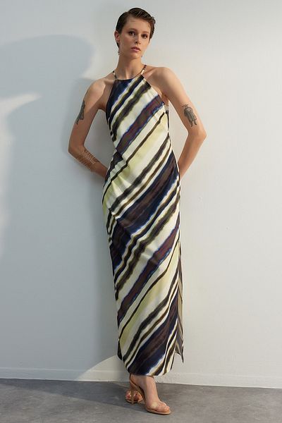 Trendyol Collection Gewebtes Satin-Maxikleid – mehrfarbig, Batikmuster, gerader Schnitt, ärmellos und gefüttert – TWOSS23EL02238
