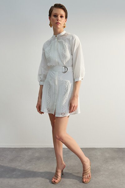 Kolekcia Trendyol Ecru opaskové mini vyšívané košeľové šaty TWOSS23EL00296