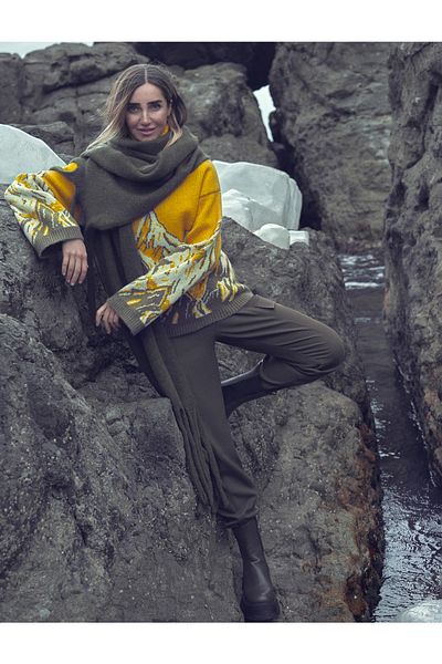 Koton Şahika Ercümen X – Rollkragenpullover mit Naturmotiv