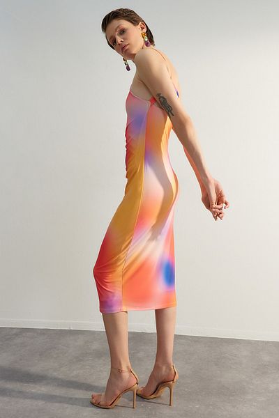 Trendyol Collection Barevné midi pletené šaty – nastavitelný popruh, limitovaná edice Twoss23el01577