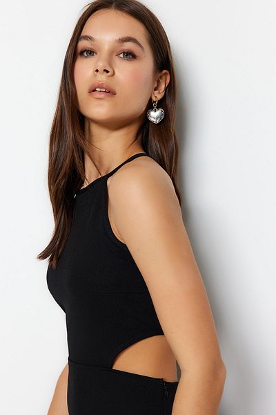 Trendyol Collection Černé vystřižené detailní bodycone/body padnoucí pásek Mini flexibilní pletené tužkové šaty TWOSS23EL02167
