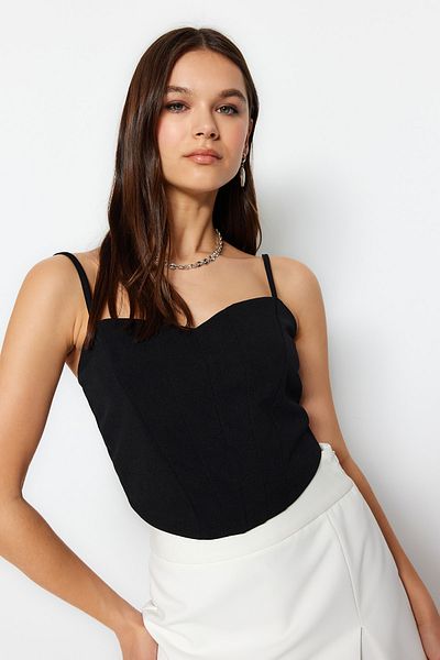 Trendyol Collection Schwarzer Crêpe-Strick - Kurzes Bustier mit verstellbaren Trägern TWOSS23BS00036