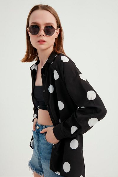 MEECY Schwarzes Crêpe-Hemd mit Polka Dots und versteckter Knopfleiste für Damen