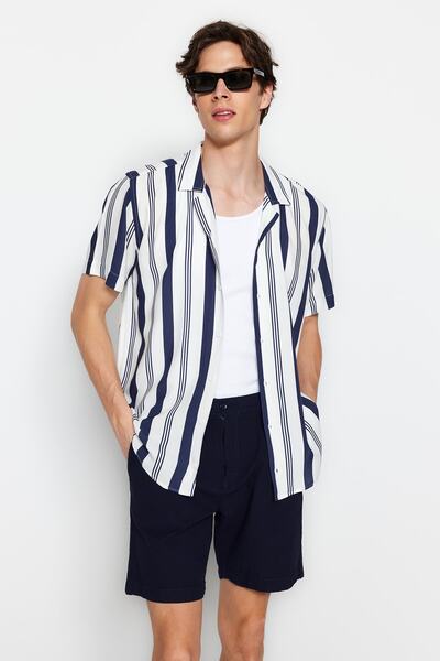 Trendyol Collection Námořnické modré pánské kraťasy volného střihu TMNSS23SR00056