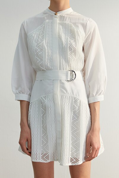 Kolekcia Trendyol Ecru opaskové mini vyšívané košeľové šaty TWOSS23EL00296