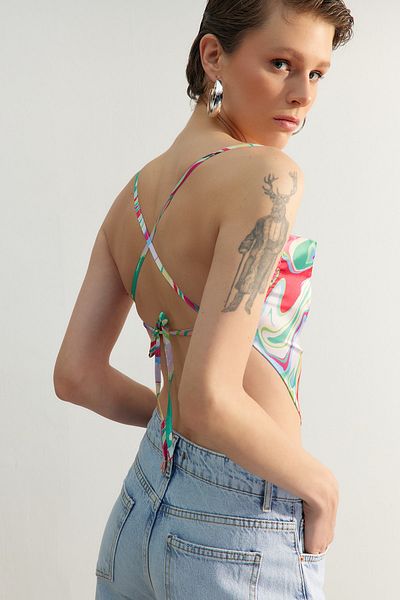 Trendyol Collection Limitierte Auflage, grüne Bluse mit gewebtem Rücken und Bindedetail aus Satin mit Batikmuster TWOSS21BZ1903