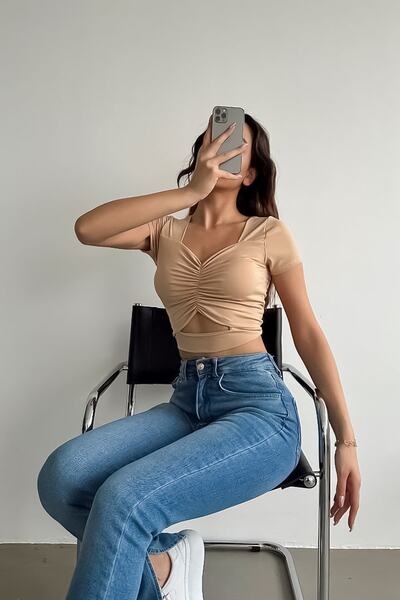 LACHT Γυναικεία μπλούζα με κοντό μανίκι σε μπεζ χρώμα με κορδόνια μπροστά και παράθυρο