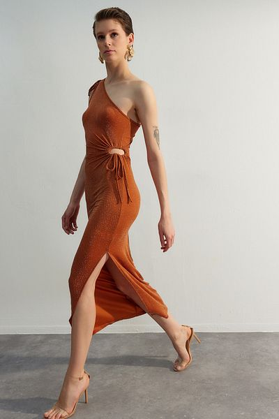 Trendyol Collection Elegantní večerní šaty se skořicovým detailem na jedno rameno TPRSS23EL00410
