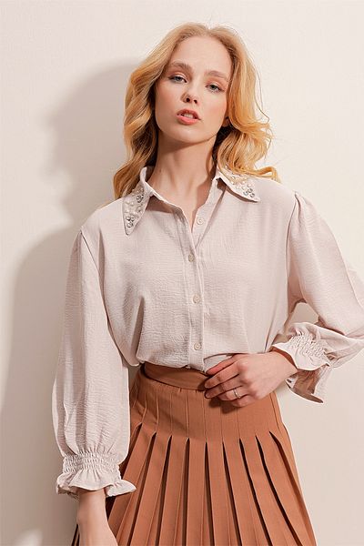 Trend Alaçatı Stili Beiges Aerobin-Shirt für Damen mit Perlen- und Steinstickerei ALC-X10085