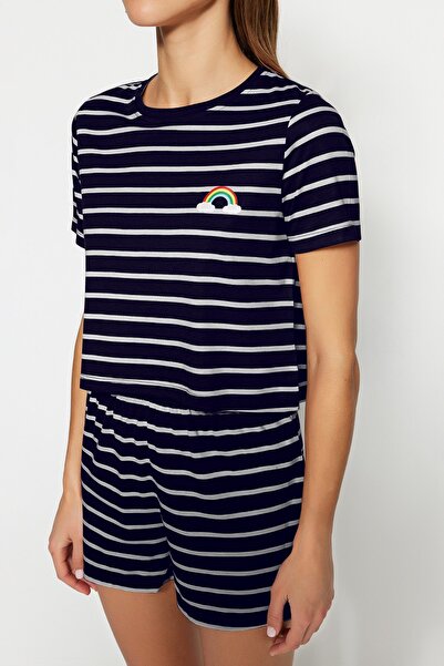 Trendyol Collection Sötétkék szivárványmintás kötött pizsama szett rövidnadrággal THMSS20PT0230