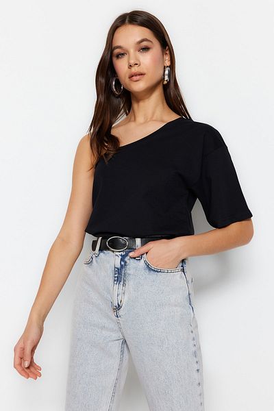Trendyol Collection Schwarzes, einärmliges Basic-Strick-T-Shirt aus 100 % Baumwolle mit asymmetrischem Kragen TWOSS23TS00379
