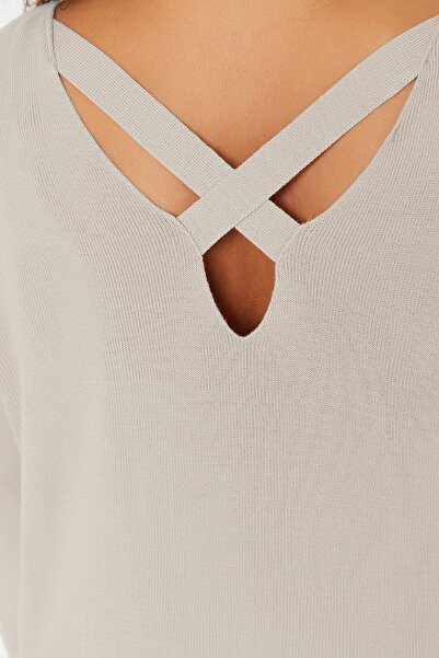 Trendyol Curve Beigefarbener Strickpullover mit Kreuzriemen