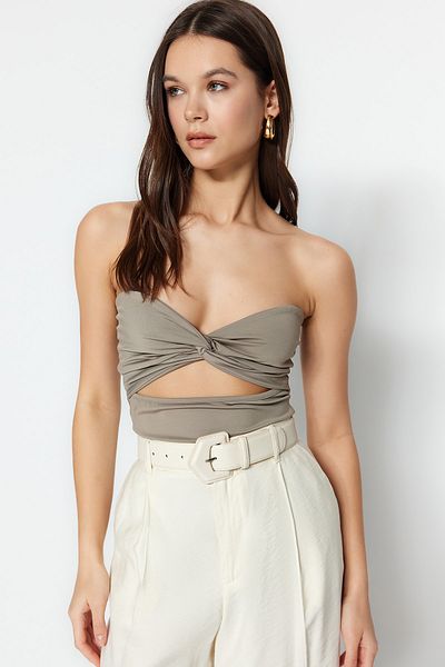 Trendyol Collection Nerzfarbener, trägerloser Body aus Stretch-Strick mit Knoten und Cut-Out-Details TWOSS23BD00075