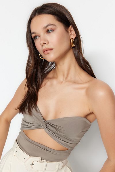 Trendyol Collection Nerzfarbener, trägerloser Body aus Stretch-Strick mit Knoten und Cut-Out-Details TWOSS23BD00075