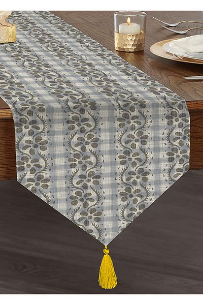 Realhomes Alergăre triunghiular de chenille cu motiv decorativ de flori și ciucuri cu fundal denim