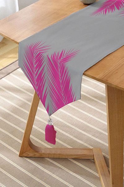 Realhomes Chenille Triunghi Runner cu frunze de palmier fucsia și ciucuri pe fundal gri
