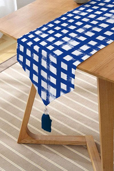 Realhomes Aleargă triunghiulară cu smocuri decorative din chenille cu motiv pătrat geometric, albastru închis