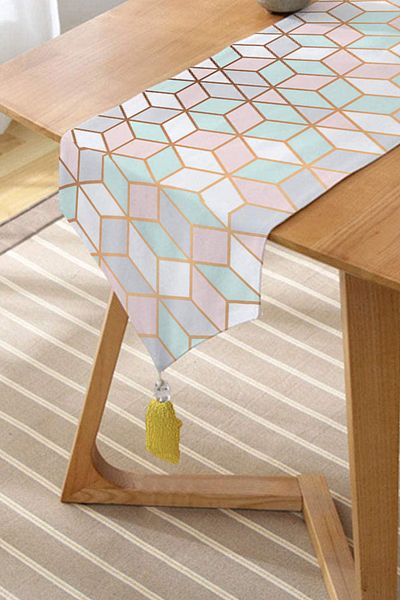Realhomes Μοντέρνα Ειδική Σχεδίαση Φούντες Chenille Triangle Runner με γεωμετρικό σχέδιο 3D Special Design