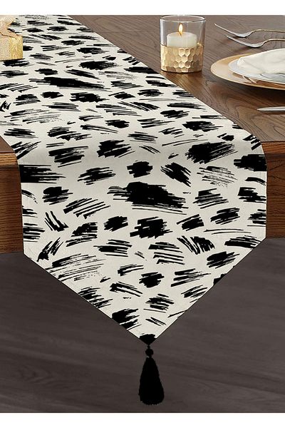 Realhomes Φούντες Chenille Triangle Runner με μοτίβα απρόσκοπτες γραμμές σε λευκό φόντο