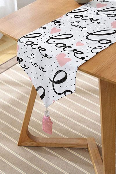 Realhomes Love Printed Pink Heart Διακοσμητικό Τρίγωνο Runner με φούντα σενίλ