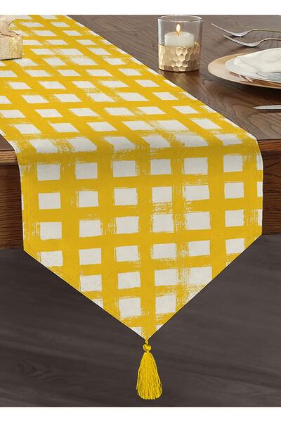 Realhomes عداء مثلث من الشنيل مزين بزخارف مربعة هندسية على خلفية صفراء