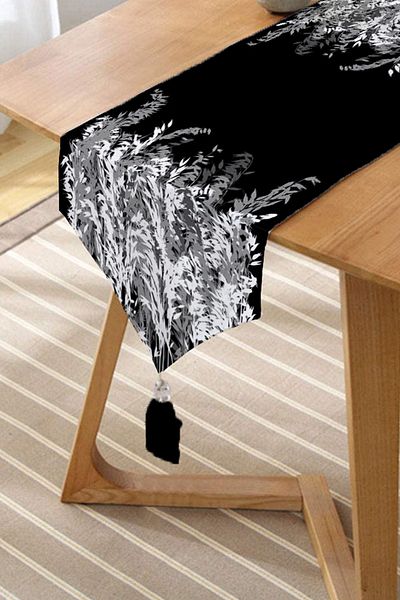 Realhomes Alb și gri, cu tematică florală, cu design special, cu smocuri din chenille, pe fundal negru