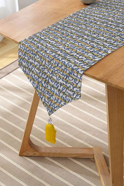 Realhomes Φούντες Chenille Triangle Runner σε γκρι φόντο με μοτίβο γραφής σε μπλε ναυτικό