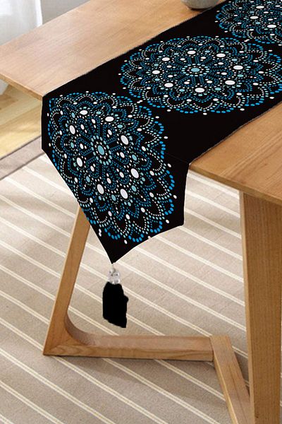 Realhomes Chenille Triunghi Runner cu ciucuri decorative mandala cu margele albastre pe fundal negru
