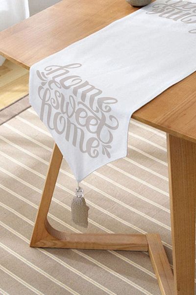 Realhomes Ανοιχτό γκρι Home Sweet Home Chenille Triangle Runner με διακοσμητικές φούντες