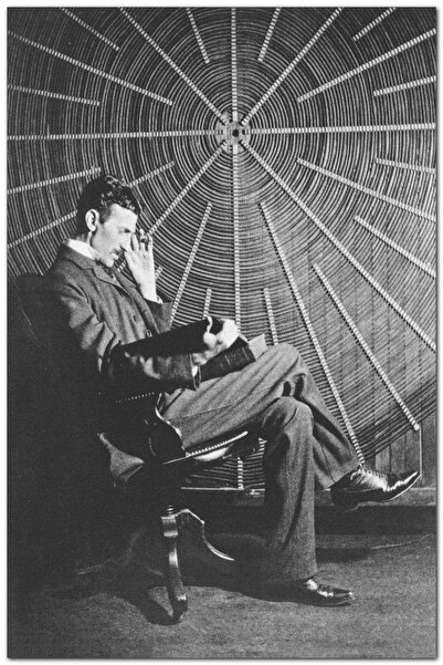 Cakatablo Ahşap Tablo Nikola Tesla Eserinin Önünde Kitap Okuyor (50x70 Cm Boyut)