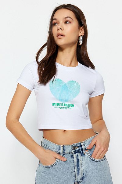 Trendyol Collection Weißes, eng anliegendes, kurz geschnittenes, dehnbares Strick-T-Shirt aus Baumwolle mit Herzmuster und Rundhalsausschnitt TWOSS23TS00272