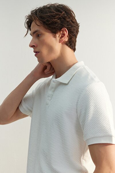 Trendyol Collection Limitierte Auflage, weißes, normales Kurzarm-T-Shirt mit dickem, strukturiertem Knopf-Polokragen, TMNSS23PO00018