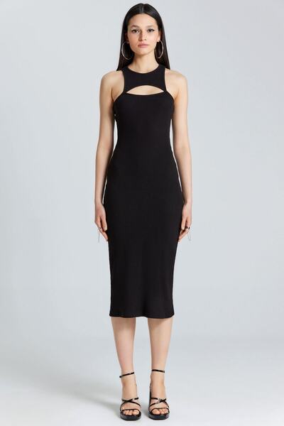 boutiquen 2524 Μαύρο μακρύ φόρεμα με λεπτομέρεια στο παράθυρο του στήθους