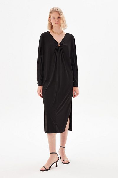 Love My Body V-Ausschnitt – Detailliertes, stilvolles Kleid