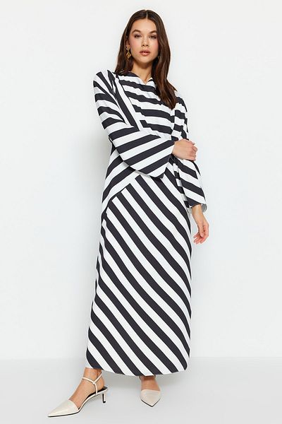 Trendyol Modest Μαύρο ριγέ φόρεμα με γιακά Degaje TCTSS23EB00279
