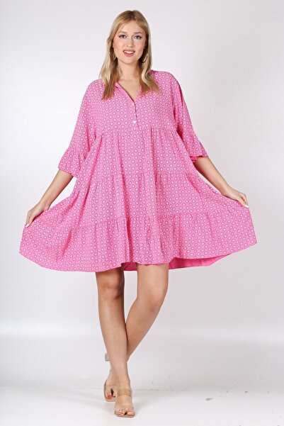 Chiccy Італійська рожева сукня з коміром-стійкою, рукавами 3/4 та візерунком, на ґудзиках