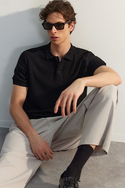 Trendyol Collection Schwarzes T-Shirt mit dickem Struktur-Polokragen – Kurzarm, Knopfleiste – Tmnss23po00018