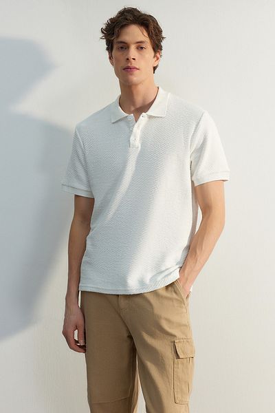 Trendyol Collection Weißes Polo-Shirt mit Kragen – Kurze Ärmel, Struktur, Geknöpft – Normale Passform TMNSS23PO00018