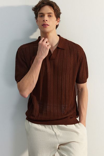 Trendyol Collection Braunes Strick-T-Shirt mit Polokragen – reguläre Passform, Baumwolle, kurze Ärmel – TMNSS23PO00024